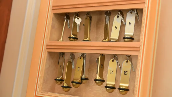 Casiers à clés numérotés de 5 à 15 à l'Hôtel Villa Aultia