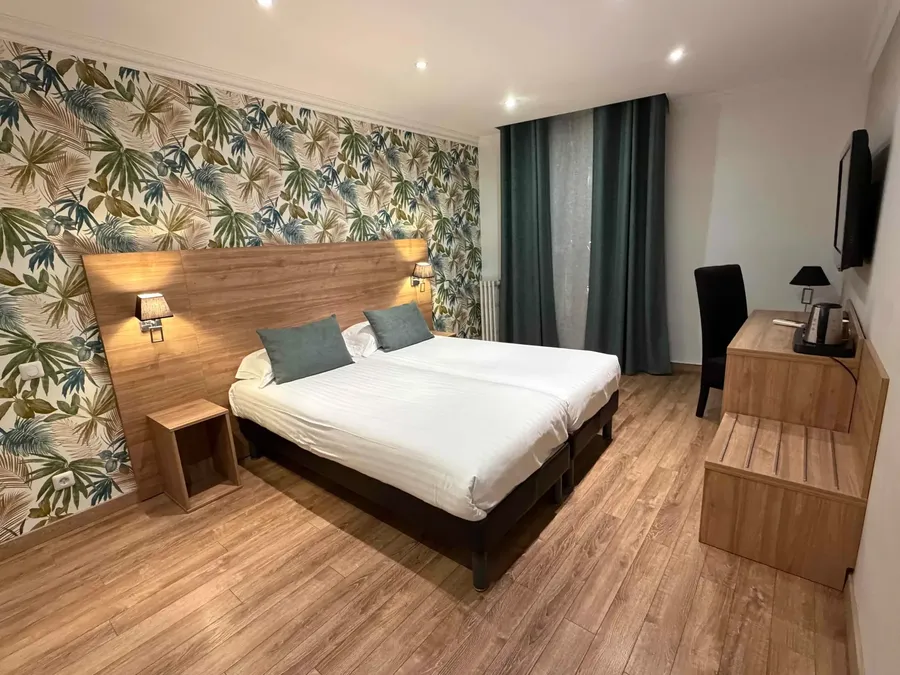 Chambre confort twin avec deux lits au Le Grand Hôtel Molière à Pézenas.