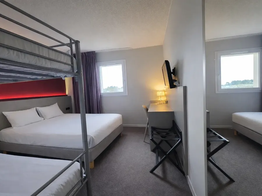 Chambre familiale quadruple avec lits superposés et télévision au Hotel Les Bruyères à Castets.