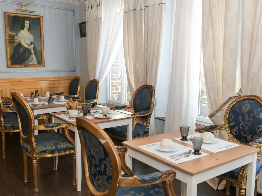 Tables et chaises dans la salle à manger de l'Hôtel Villa Aultia