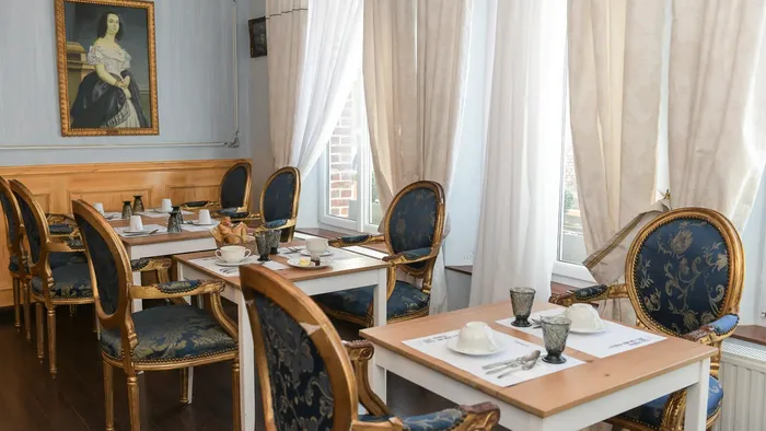Tables et chaises dans la salle à manger de l'Hôtel Villa Aultia