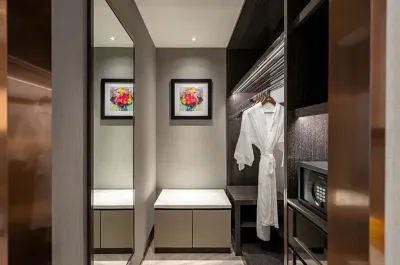 Executive Pool Room - Twin