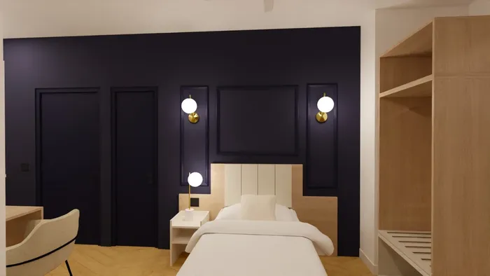 Chambre élégante avec lit blanc et murs bleus profonds de Les Sources Callou.