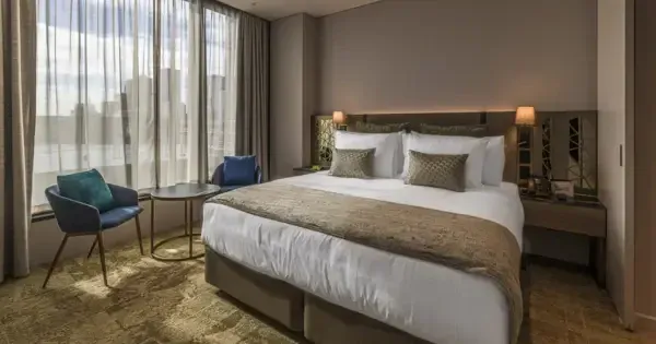 Interior view of king bed at Hotel Grand Chancellor Auckland