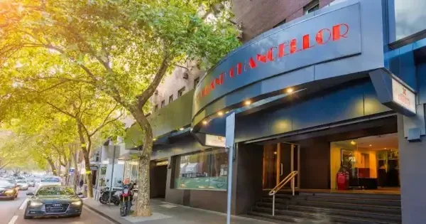  Exterior shot of Hotel Grand Chancellor Melbourne