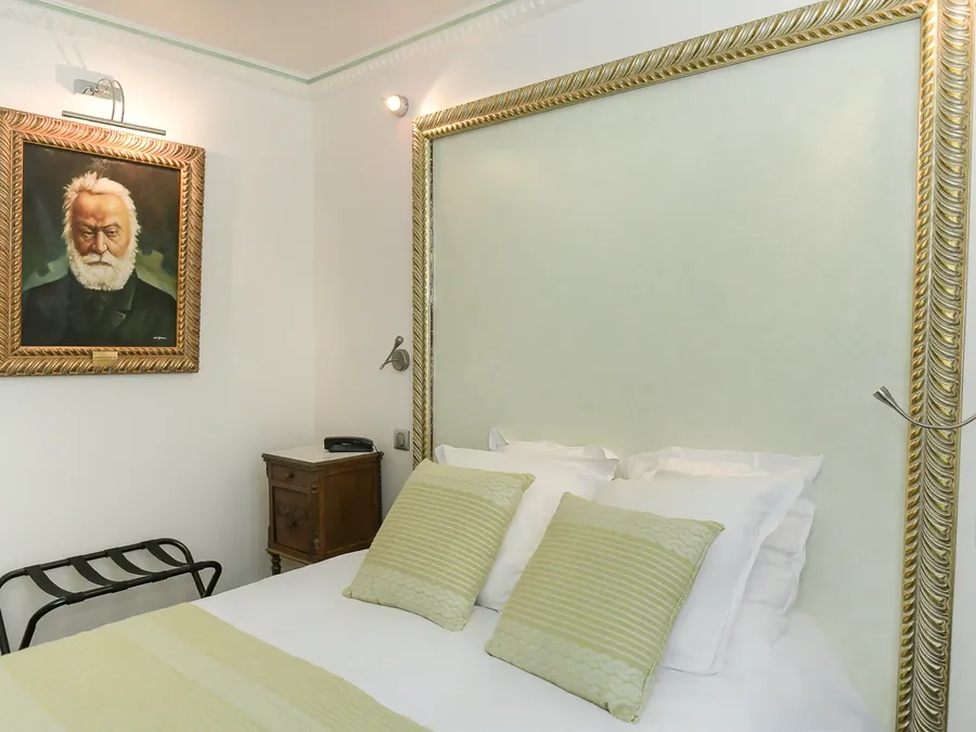 Lit Chambre Confort avec cadre doré et portrait à l'Hôtel Villa Aultia, Ault.