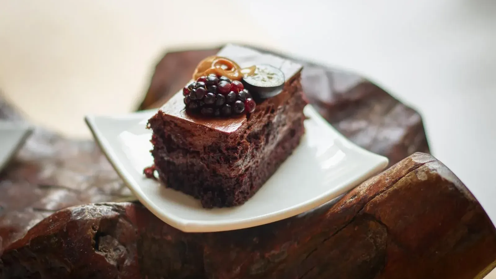 Postre de chocolate y frutos rojos servido en Grand FA Monterrey Valle