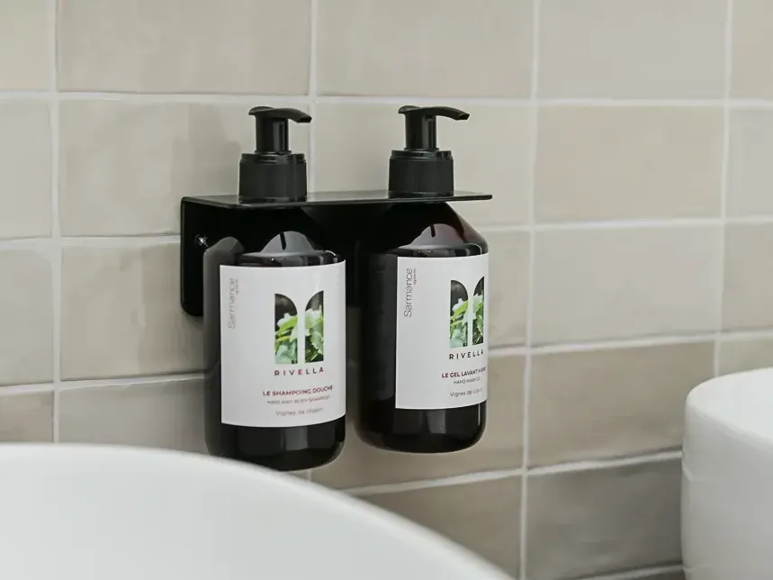 Deux flacons de shampoing et gel douche à l'Hôtel Rivella à Clisson.