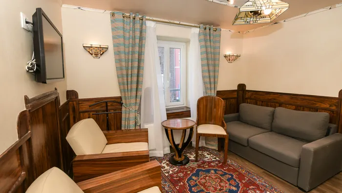 Intérieur élégant avec mobilier en bois et tapis oriental à l'Hôtel Villa Aultia.