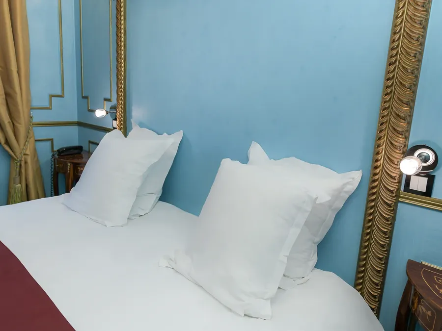 Chambre Excellence avec lits jumeaux et décoration bleue et dorée à l'Hôtel Villa Aultia, Ault.