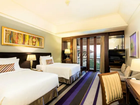 Chatrium Club Room Lake View