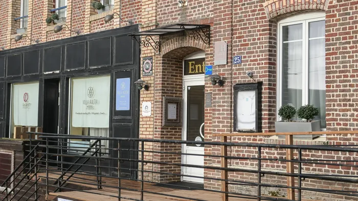 Entrée élégante de l'Hôtel Villa Aultia avec des portes en bois et une balustrade en métal noir