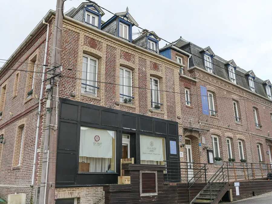 Façade de l'Hôtel Villa Aultia avec des fenêtres et des escaliers.