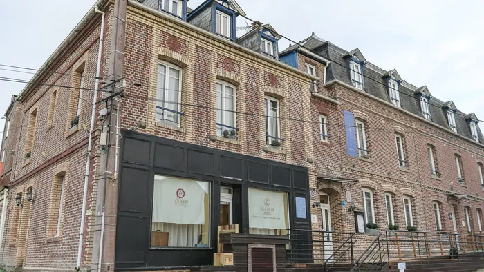 Façade de l'Hôtel Villa Aultia avec des fenêtres et des escaliers.