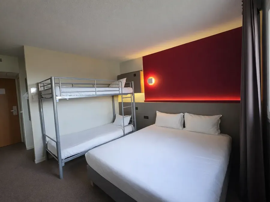 Chambre familiale quadruple avec lits superposés et grand lit à l'Hotel Les Bruyères à Castets.