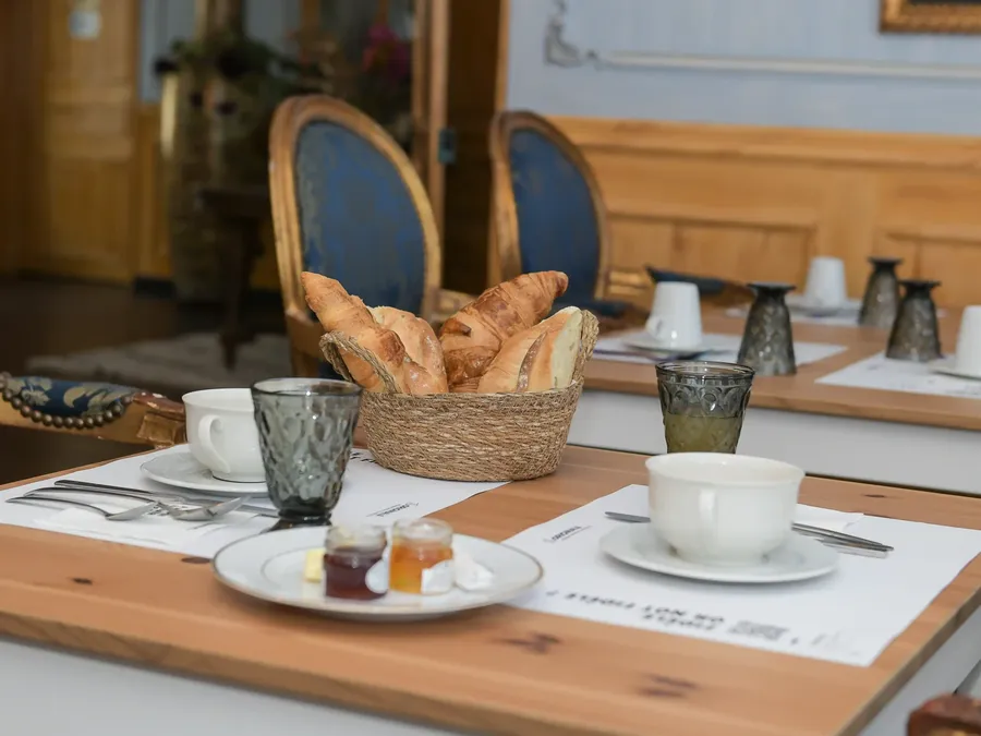 Plateau de petit-déjeuner élégant avec viennoiseries et confitures sur table en bois à l'Hôtel Villa Aultia.