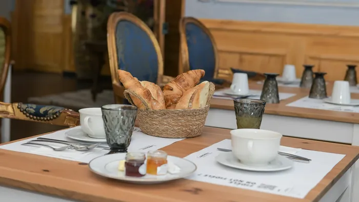 Plateau de petit-déjeuner élégant avec viennoiseries et confitures sur table en bois à l'Hôtel Villa Aultia.