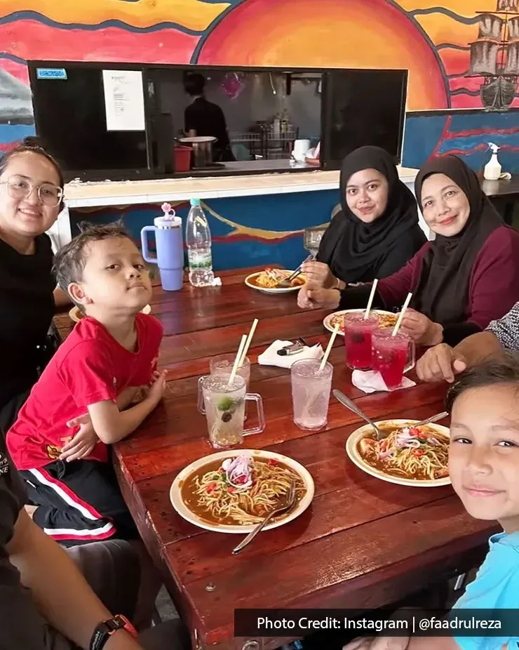 Family enjoying bowls of Salwa Mee Udang together at local eatery