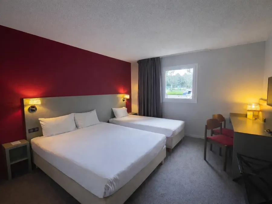 Chambre triple familiale avec deux lits simples et un lit double à Hotel Les Bruyères Castets.