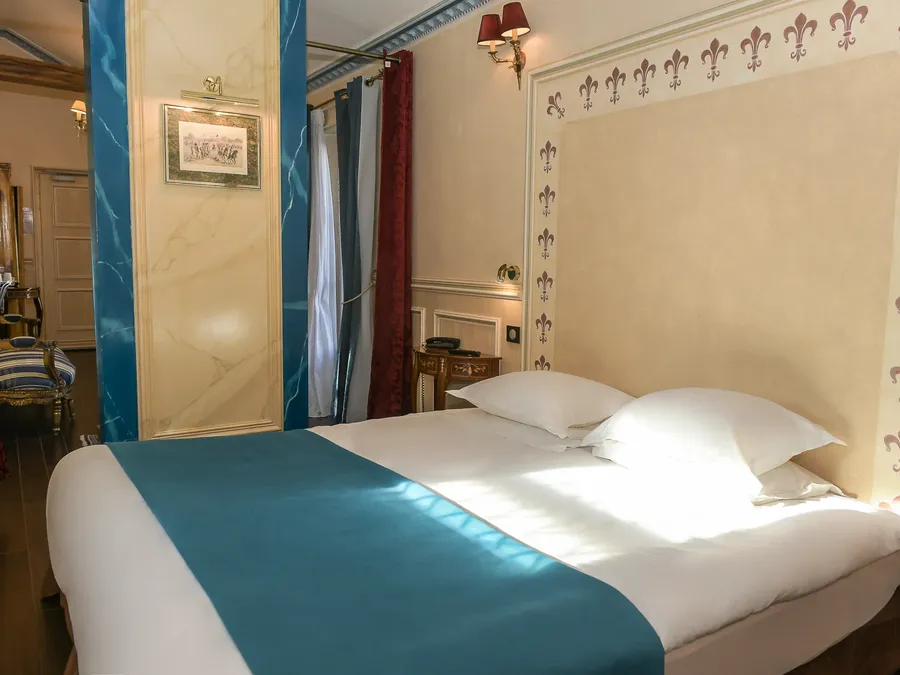 Chambre Suite Royale élégante avec lit et décoration murale à l'Hôtel Villa Aultia, Ault.
