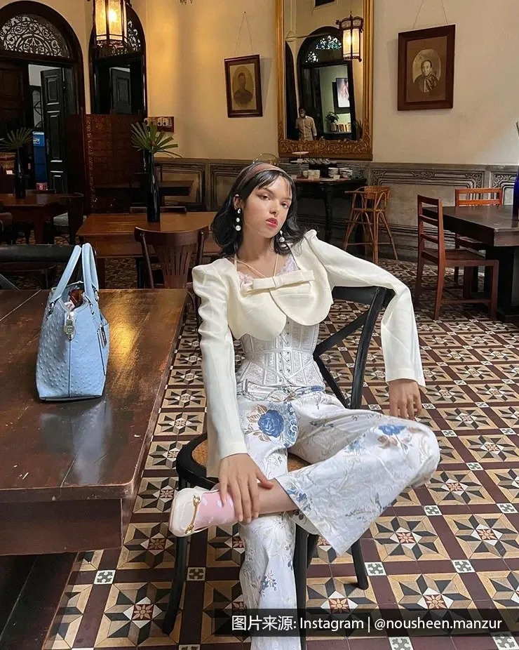 一名女子坐在椅子上 - 槟城丽昇豪华酒店