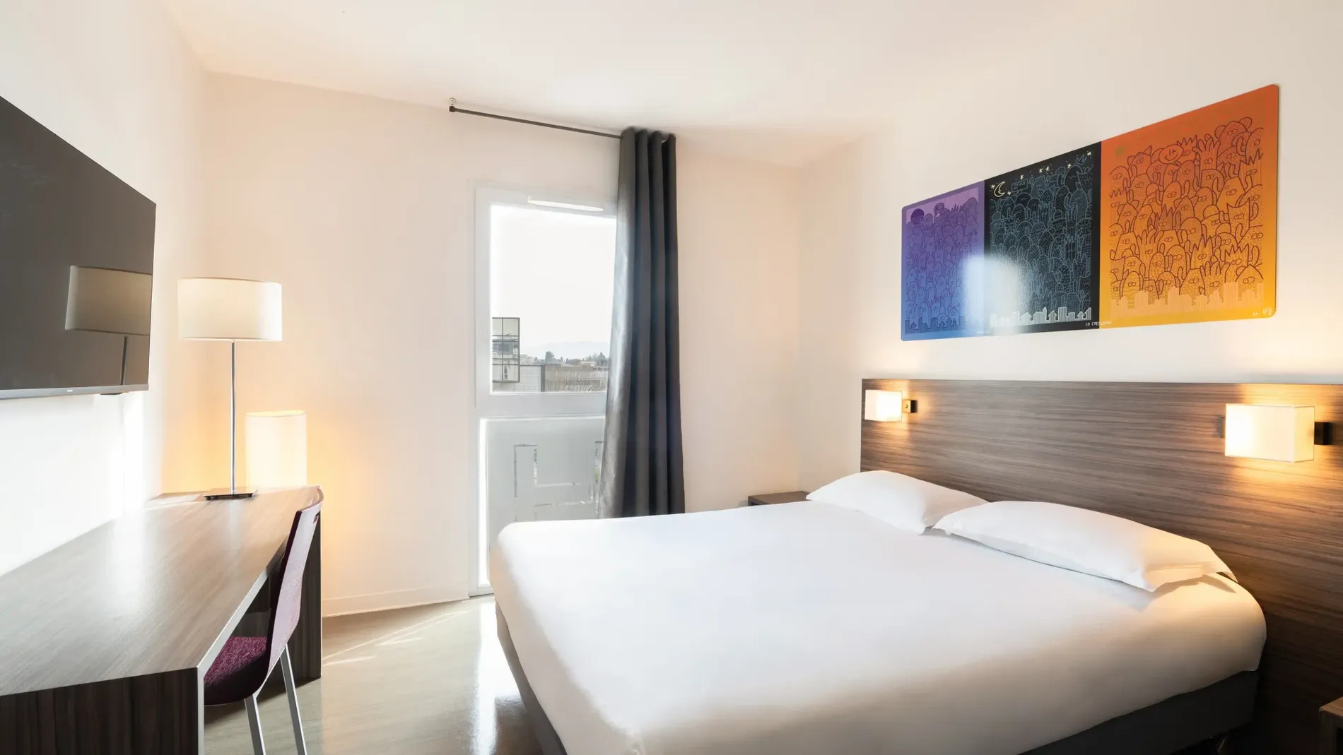 Chambre propre avec bureau et lit confortable à l'Appart’Hôtel Hévéa.