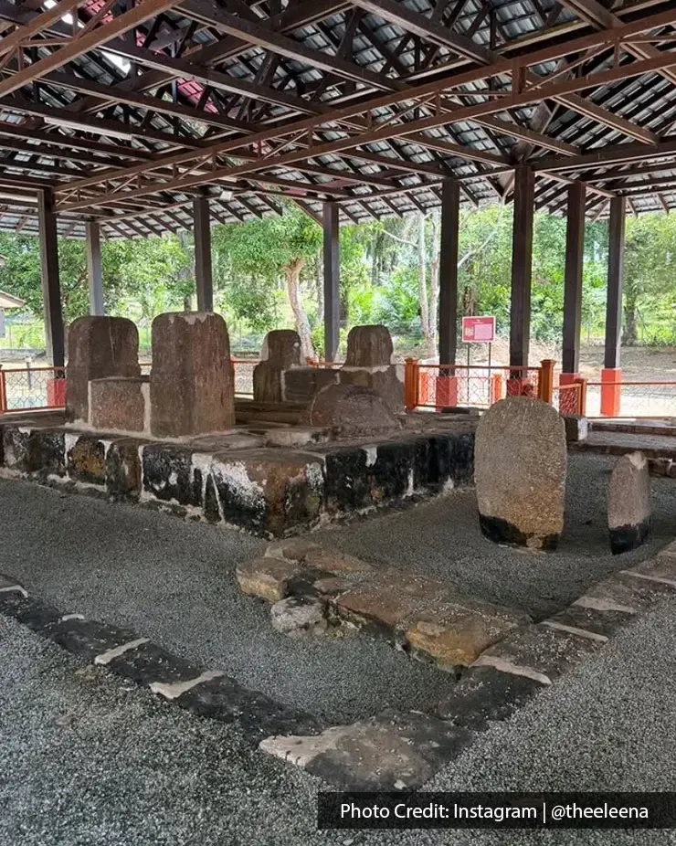 Tapak bersejarah di Kompleks Sejarah Pengkalan Kempas dengan batu dan struktur lama - Lexis Hibiscus Port Dickson