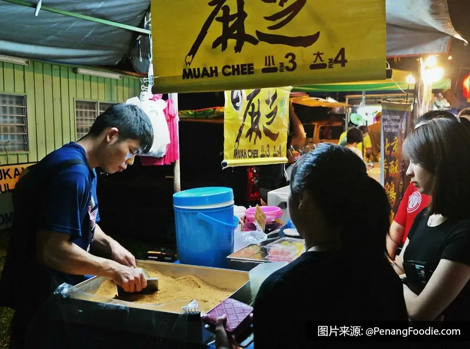 丹绒武雅夜市著名的麻糍街头小吃 - 槟城丽昇豪华酒店