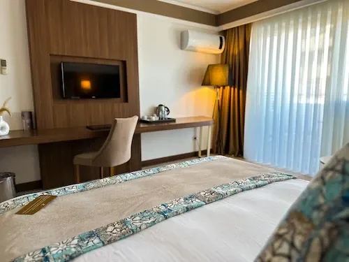 Chambre Supérieure Vue sur la Ville élégante avec bureau et télévision intégrée au Kenzi Basma Casablanca.