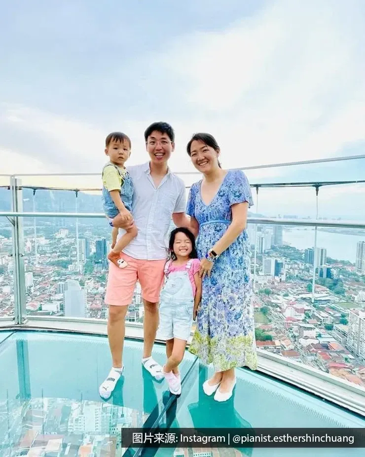 一家人在拍照 at The TOP槟城彩虹天空步道 - 槟城丽昇豪华酒店