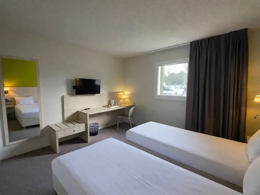 Chambre Twin confortable avec deux lits jumeaux, bureau, et vue fenêtre à l'Hotel Les Bruyères, Castets.