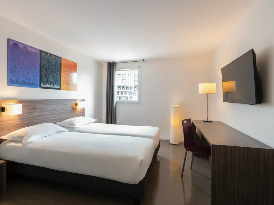 Studio Twin room with two beds and modern decor at Appart’Hôtel Hévéa in Valence.