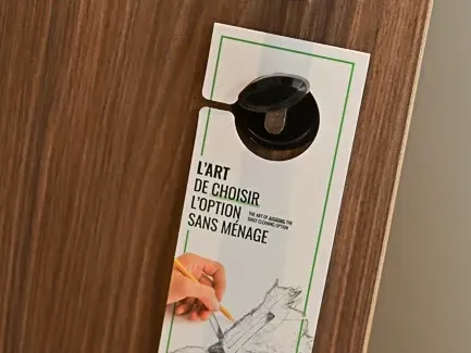 Porte de chambre standard avec panneau écologique à l'Hôtel Rivella à Clisson.