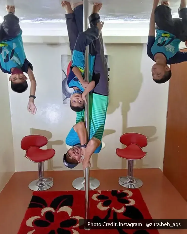 Kanak-kanak bergambar di bilik terbalik dengan tiang dan kerusi merah di ALIVE 3D ART Gallery - Lexis Hibiscus Port Dickson