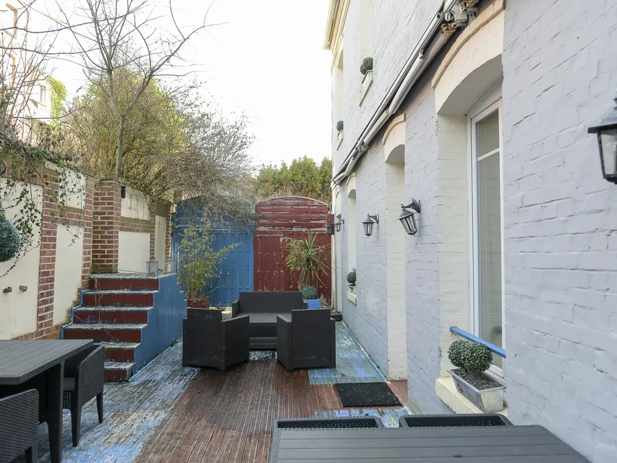 Patio avec tables et chaises à l'Hôtel Villa Aultia