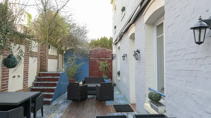 Patio avec tables et chaises à l'Hôtel Villa Aultia