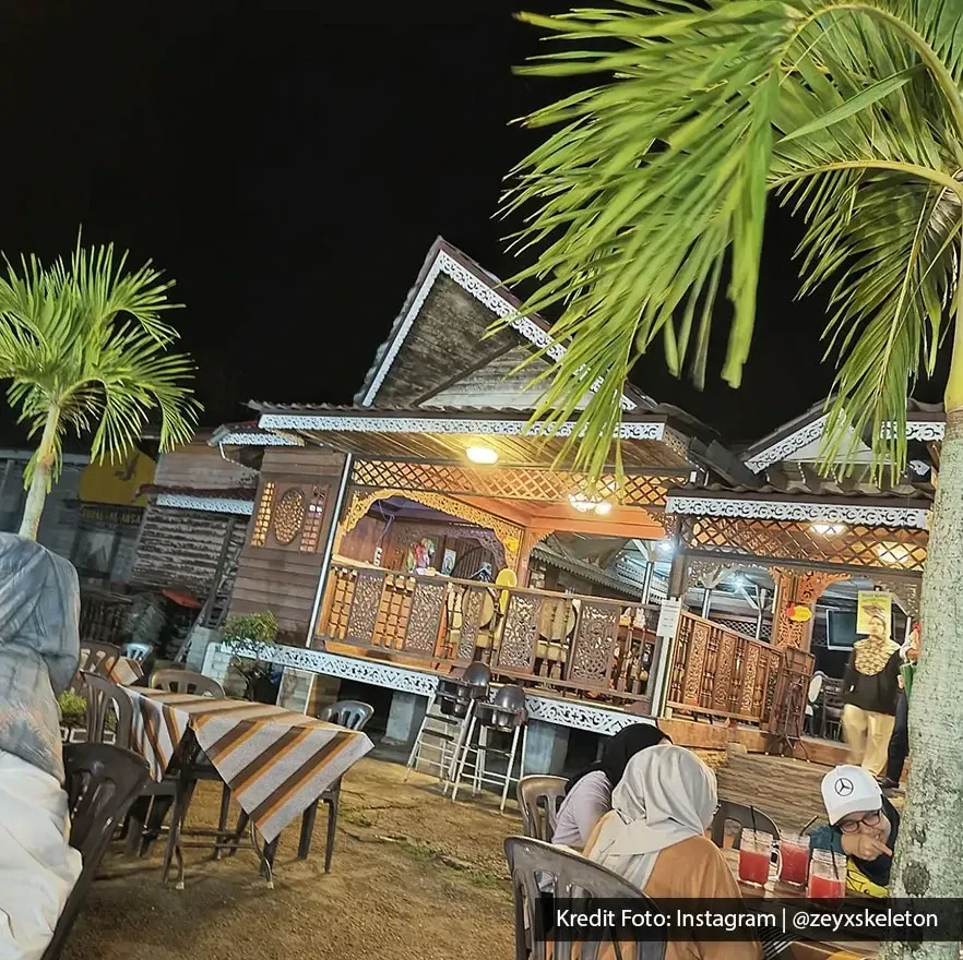 Ruang makan terbuka di Restoran Mimi Seafood Village Teluk Kemang.