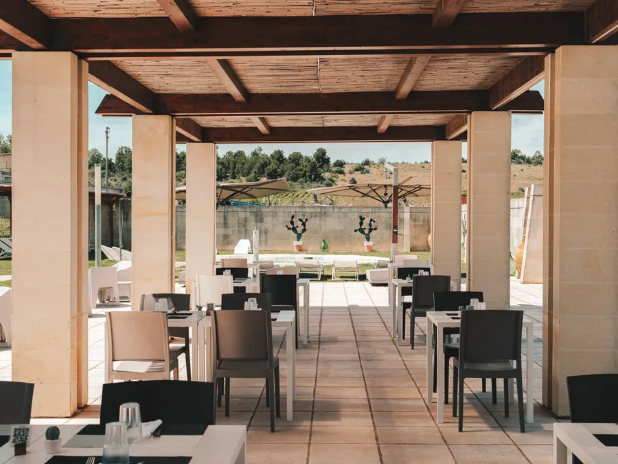 Terrasse extérieure avec tables et chaises à la Masseria Stali.