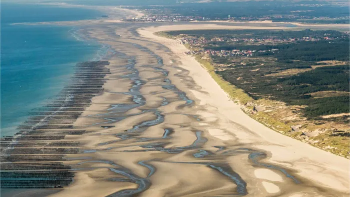 Vue aérienne de la Baie de Somme avec des villages et une plage sablonneuse à découvrir à l'Hôtel Villa Aultia, Ault.