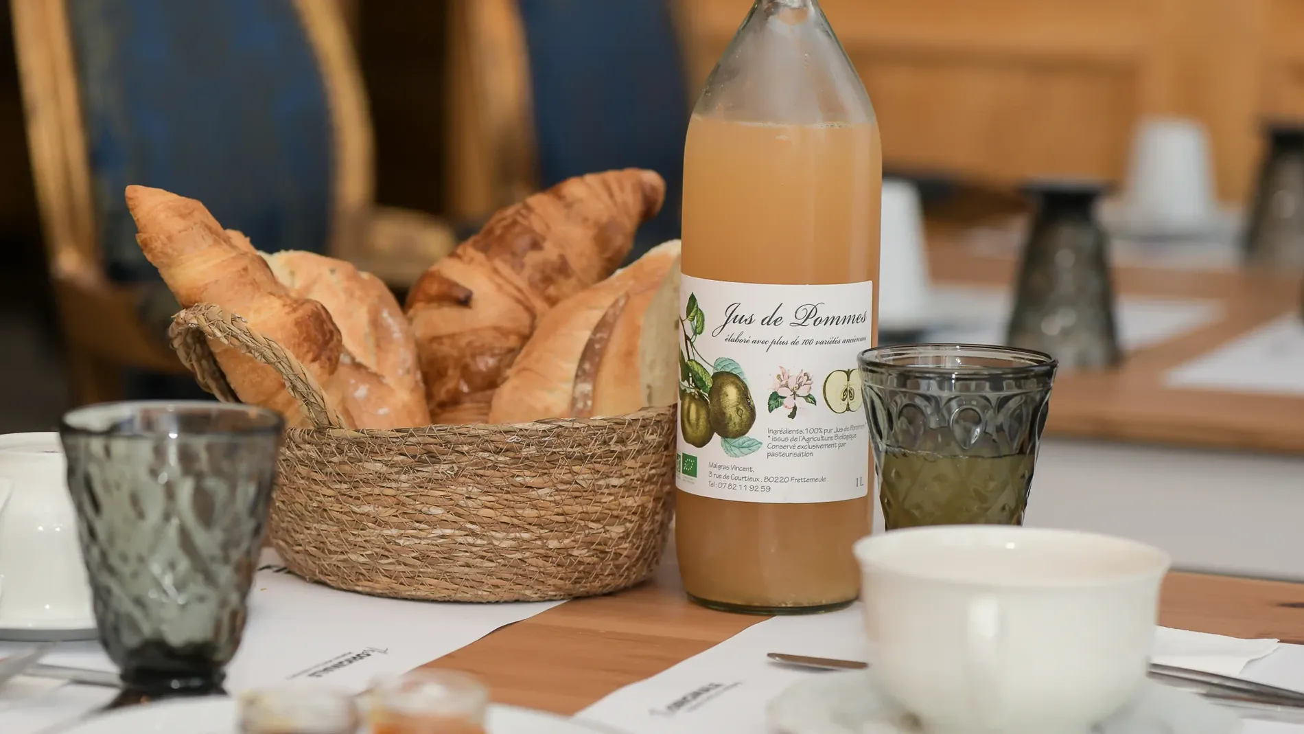 Pain et jus de pommes pour le petit-déjeuner à Hôtel Villa Aultia à Ault.