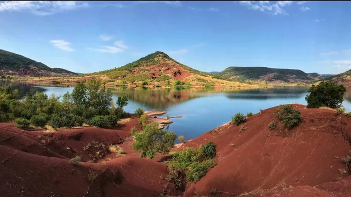 Vue du Lac de Salagou avec des collines et des arbres à Pézenas, près du Grand Hôtel Molière.