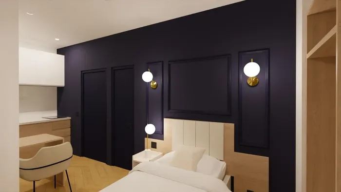 Chambre élégante avec lit double, murs bleu marine, et luminaires dorés de Les Sources Callou.