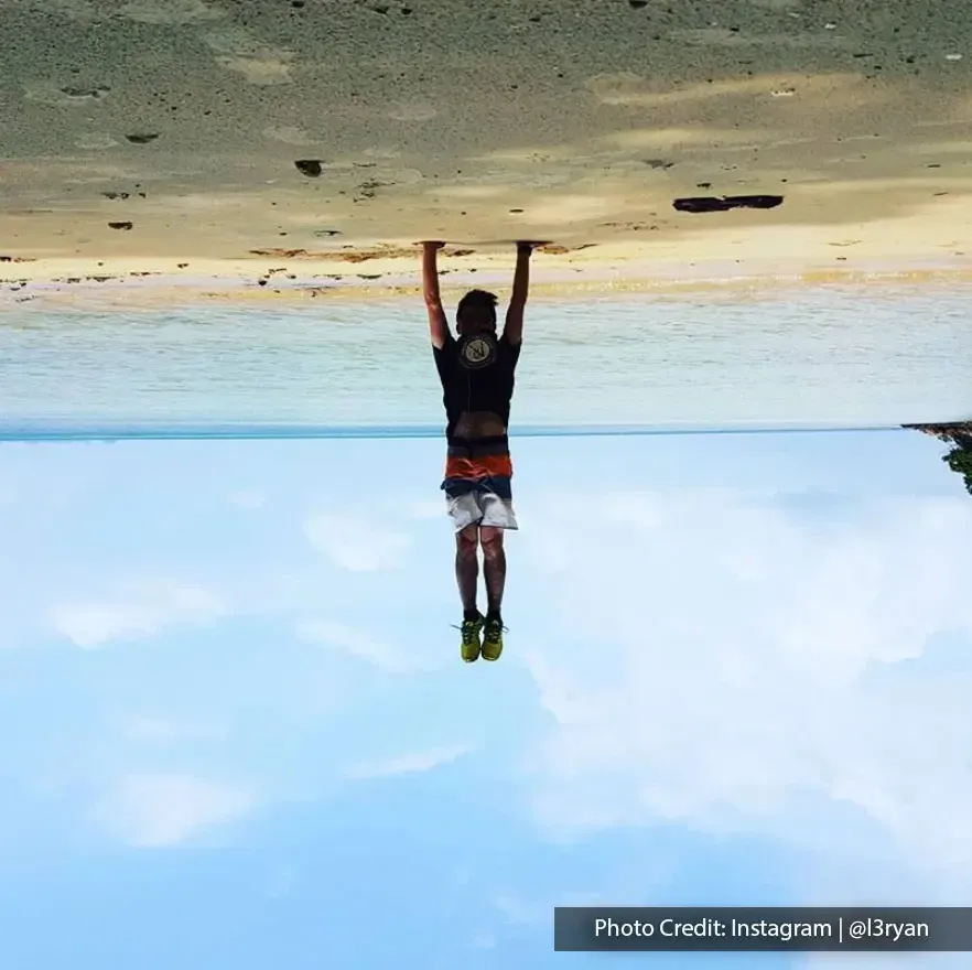 Pemandangan pantai indah dengan seorang lelaki berdiri menghadap laut - Lexis Hibiscus Port Dickson