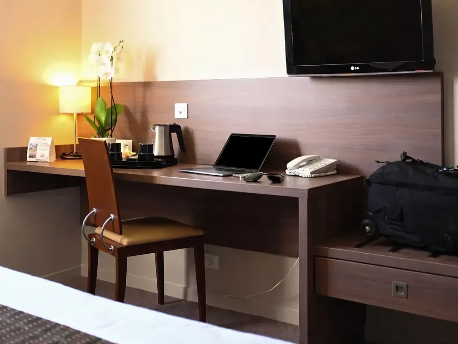 Bureau avec ordinateur portable et équipements dans une chambre familiale quadruple à Hotel Les Bruyères, Castets.