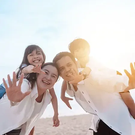 Suasana riang keluarga bergambar di pantai ketika bercuti di Port Dickson, salah satu tempat menarik untuk dilawati