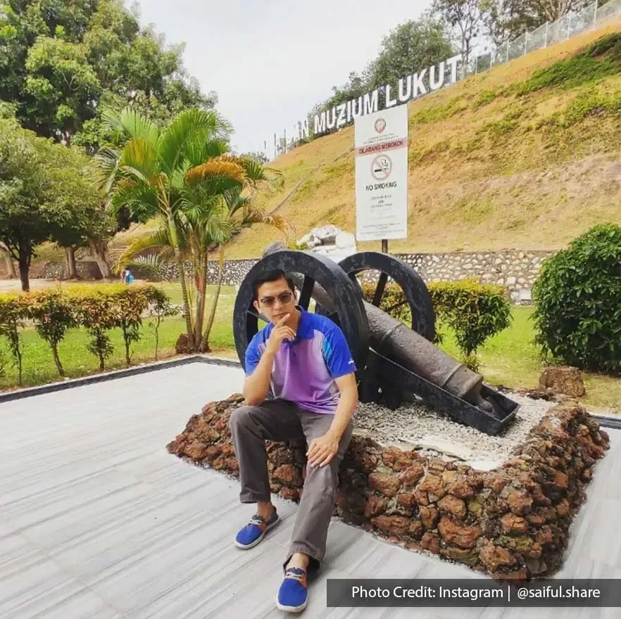 A man was sitting in front of an old cannon at Lukut Fort and Museum - Grand Lexis Port Dickson