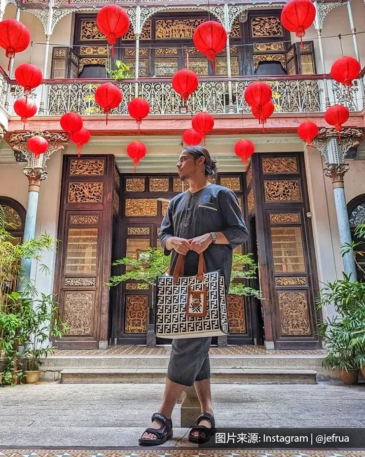 一名男子在 张弼士故居摆姿势 - 槟城丽昇豪华酒店