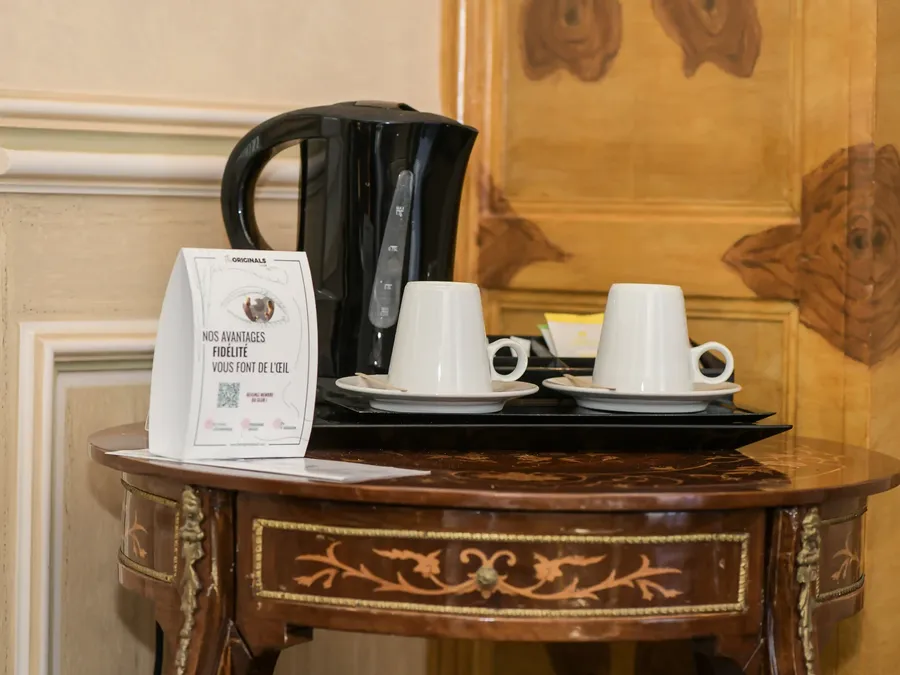 Plateau avec bouilloire et tasses dans la Suite Royale à Hôtel Villa Aultia, Ault.