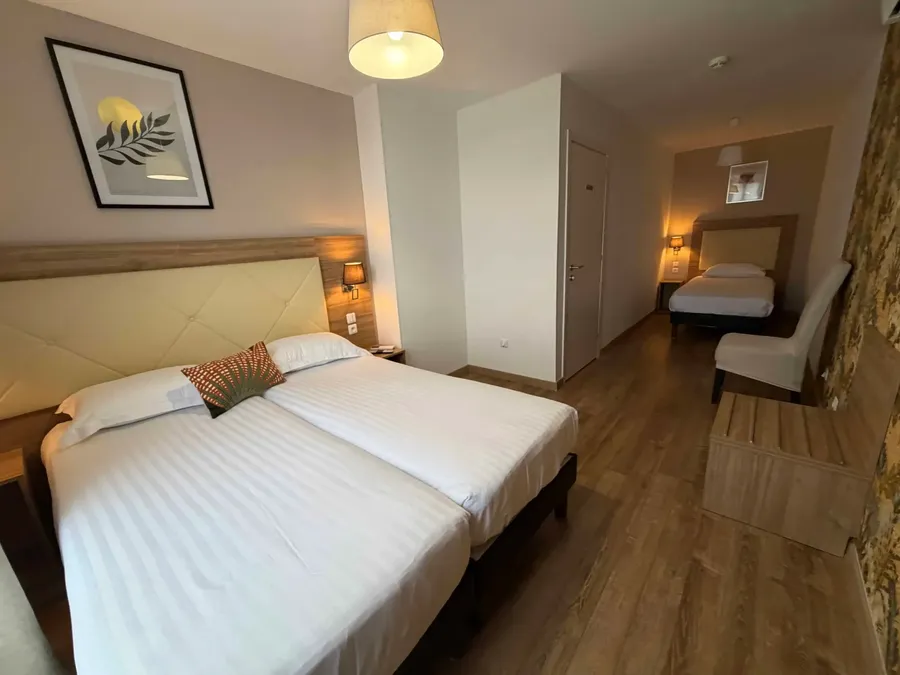 Chambre familiale spacieuse avec deux lits doubles au Grand Hôtel Molière à Pézenas.
