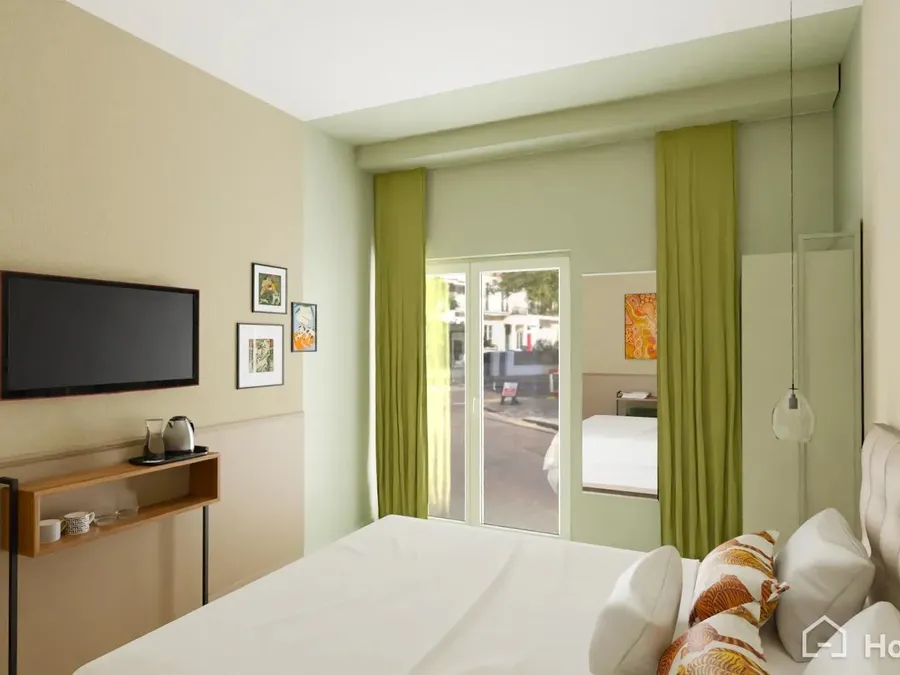 Chambre moderne avec lit double, rideaux verts, télévision murale et porte-fenêtre donnant sur la rue au Flore Hôtel & Jardin